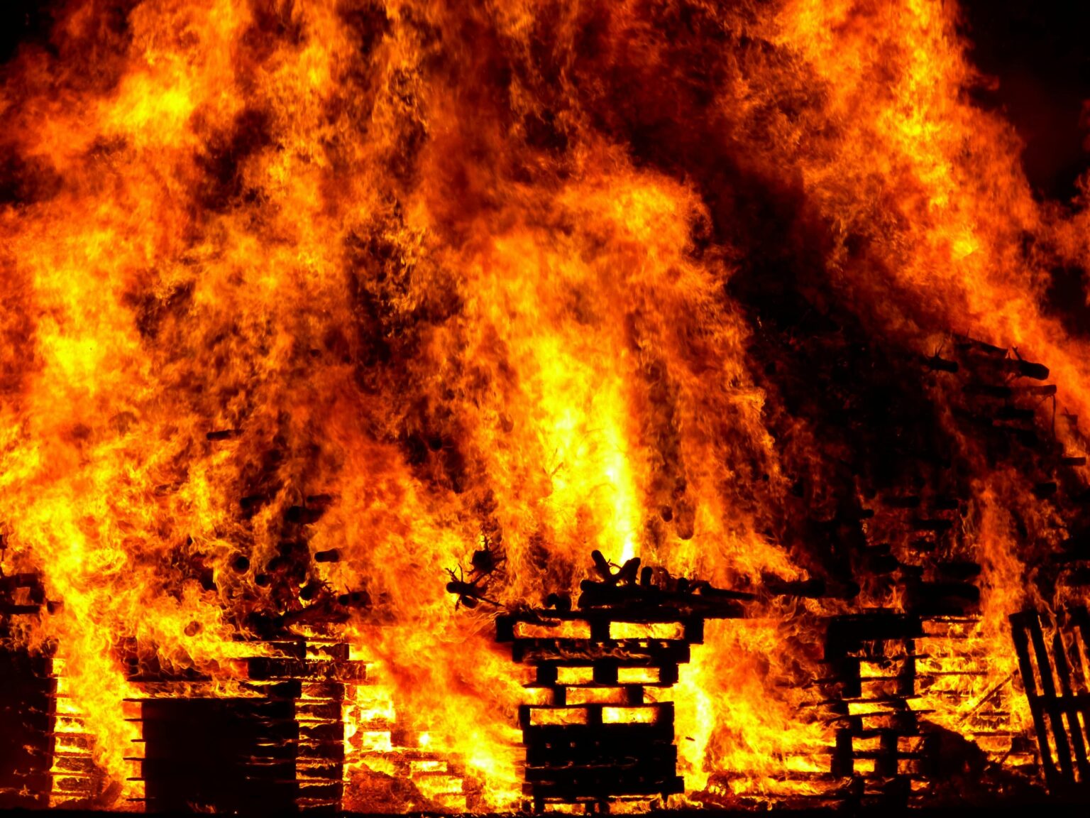 Bei einem Großbrand in Ahlen wurde eine Bäckerei zerstört. Das Gebäude ist unbewohnbar. Die Ermittlungen laufen.