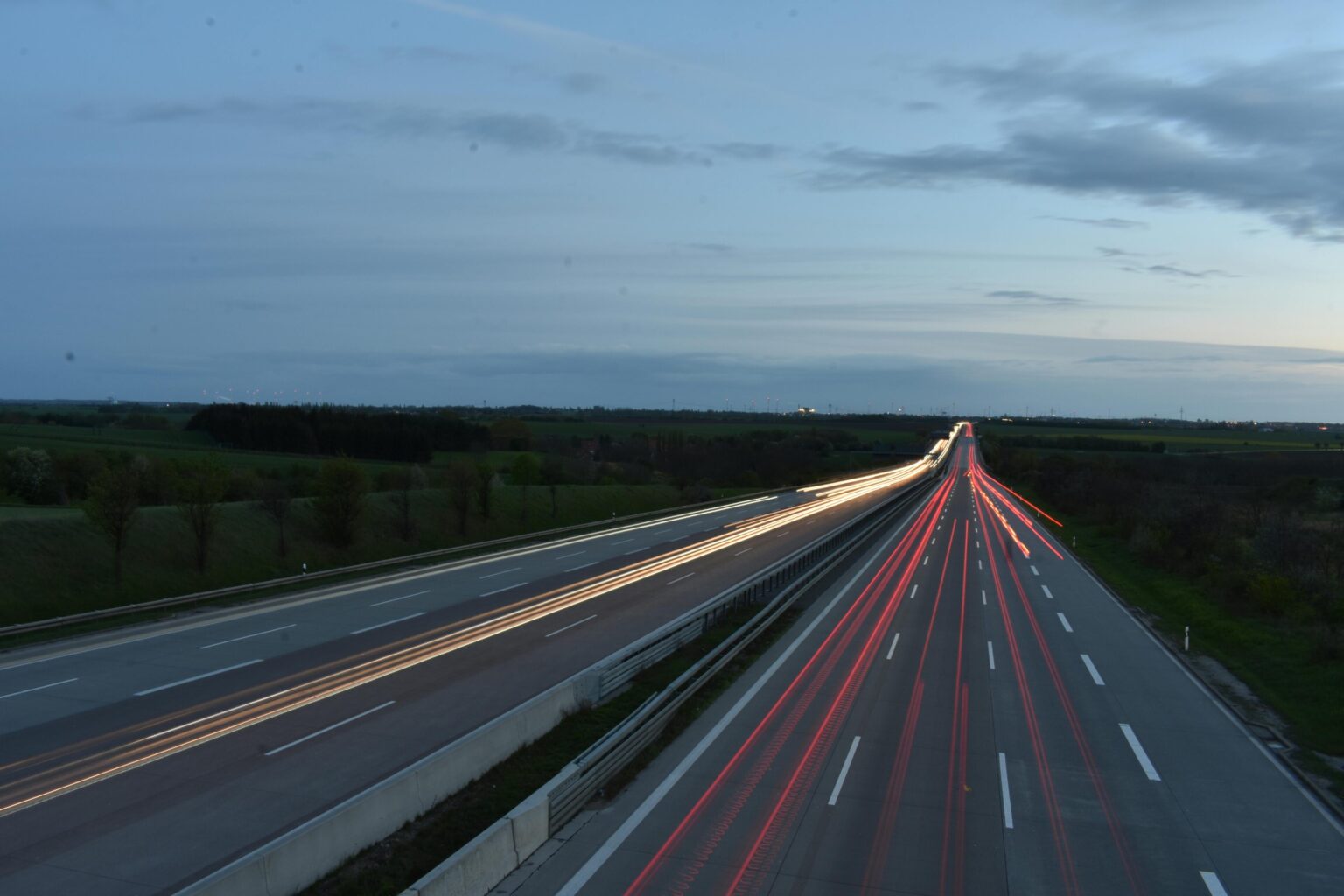 Informiere dich über die wichtigen Autobahnsperrungen in NRW am Wochenende und plane die ahrt mit aktuellen Umleitungen und Stauwarnungen.