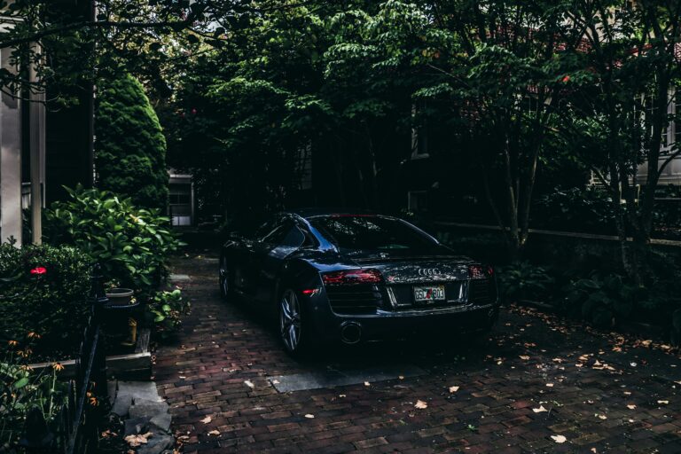 Nach der Verfolgungsfahrt mit schwarzem Audi R8 in Münster sucht die Polizei Zeugen – Hinweise bitte an 0251 275-0.
