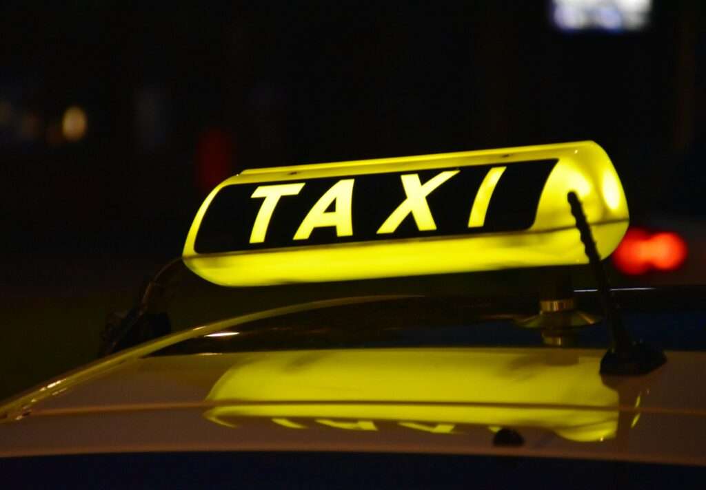 Münster: Zoll entdeckt Mindestlohnverstöße bei Taxiunternehmen – Strafen drohen
