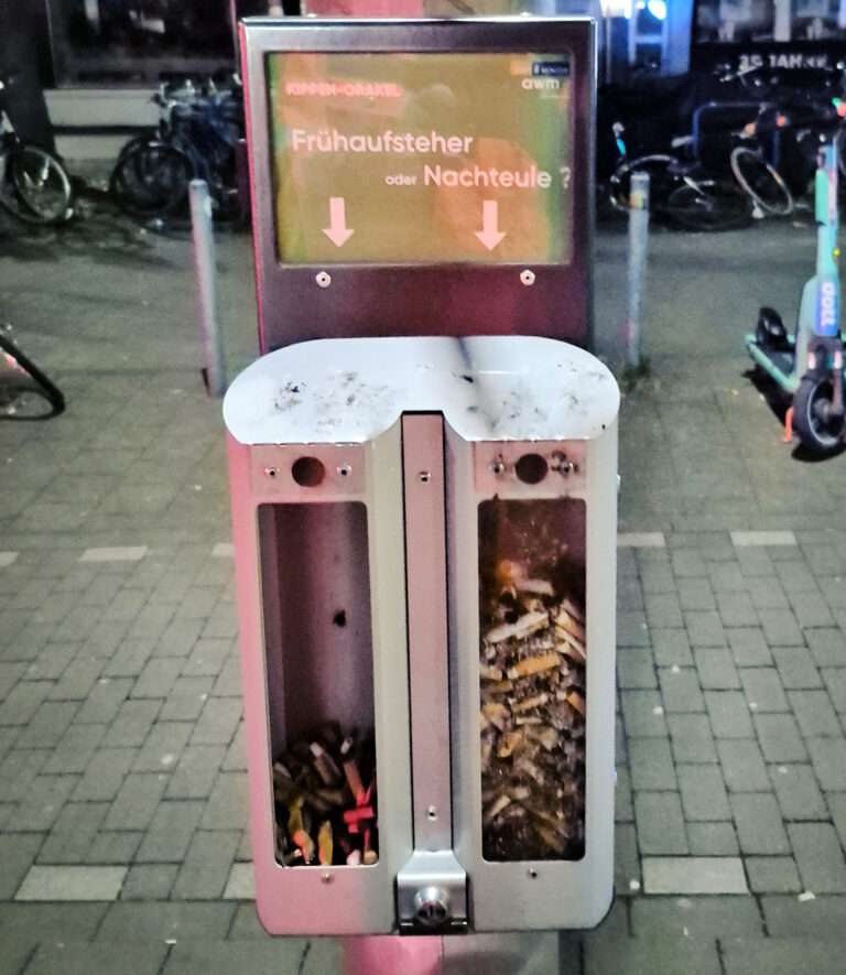 Münster setzt auf kreative Umweltbildung: Die Kippen-Orakel motivieren zur richtigen Kippenentsorgung – das Projekt wird nun ausgebaut.