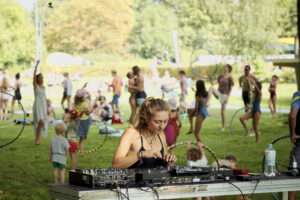 Im Freibad Stapelskotten verbinden sich Musik, Picknick, Workshops und Familienangebote zu einem bunten Tagesfestival – ganz ohne Aufpreis.