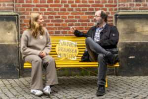Mit den neuen Zuhör.Bänken in Münster startet ein offenes Angebot gegen Einsamkeit. Gespräche helfen – anonym, kostenlos und ohne Termin.