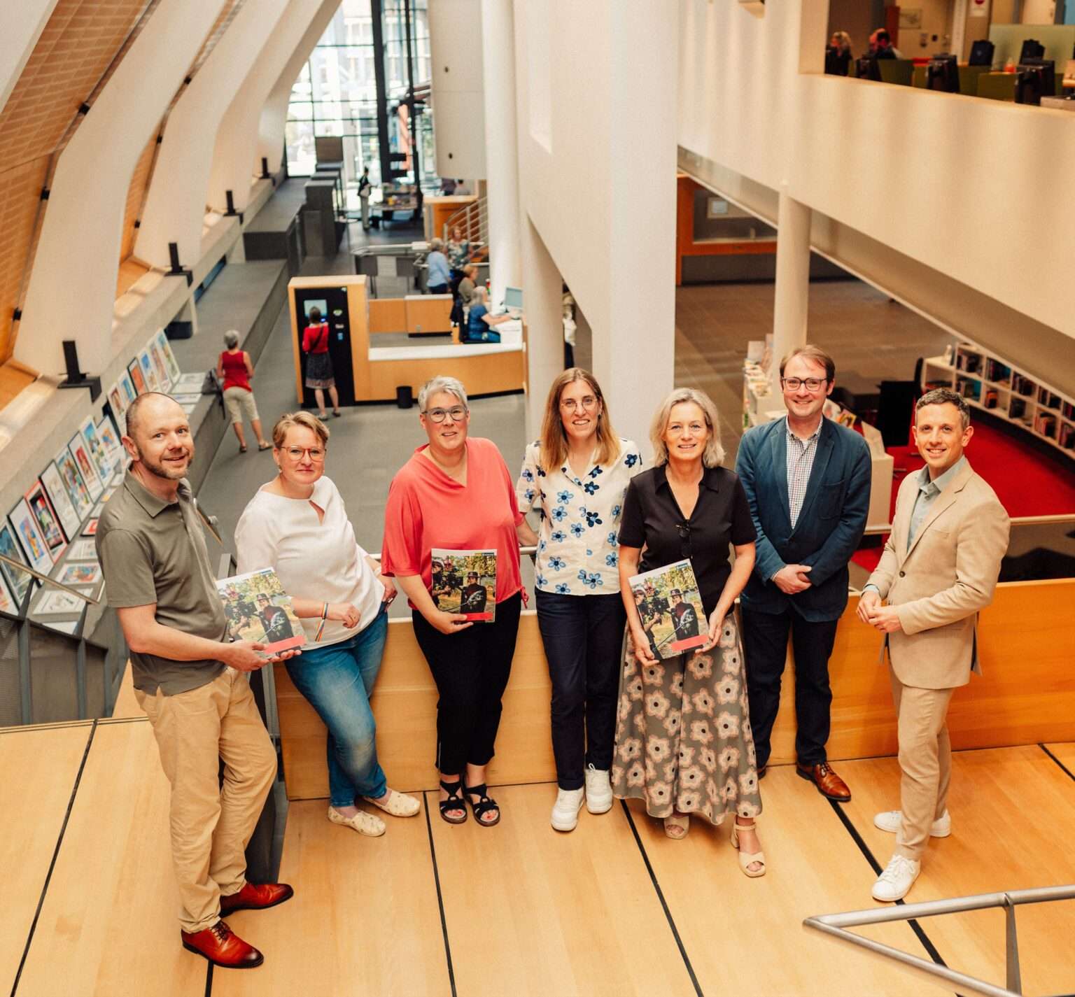 as Kulturmagazin 24/25 widmet sich der lebendigen Kulturlandschaft in Münster und wirft spannende Blicke hinter die Kulissen. Dr. Peter Worm (Stadtarchiv), Esther Joy Dohmen (VHS), Cordula Gladrow (Stadtbücherei), Cornelia Wilkens (Kulturdezernat), Frauke Schnell (Kulturamt), Stefan Querl (Villa ten Hompel) und Peter Nagy (Westfälische Schule für Musik, v.l.) stellen es vor. ©Stadt Münster/Michael Kotowski