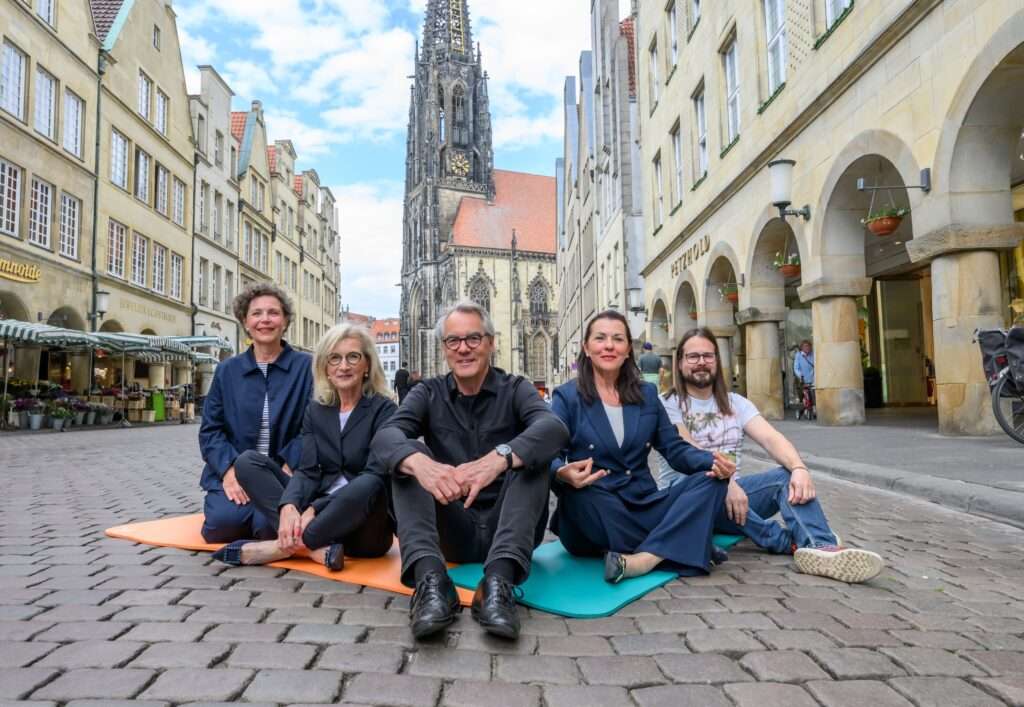 Dr. Martina Klein (Alexianer), Bernadette Spinnen und Fritz Schmücker (Münster Marketing), Patricia Nilsson (Mövenpick Hotel), Dirk Henning (Stadtsportbund) laden am 6. Juli ein zu Münsters größter Yoga-Stunde im Rahmen des Wissenschaftsfestivals „SchlauRaum“.