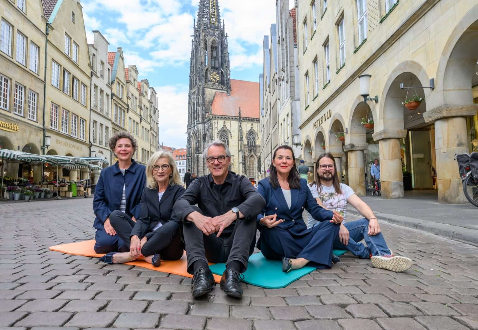 Dr. Martina Klein (Alexianer), Bernadette Spinnen und Fritz Schmücker (Münster Marketing), Patricia Nilsson (Mövenpick Hotel), Dirk Henning (Stadtsportbund) laden am 6. Juli ein zu Münsters größter Yoga-Stunde im Rahmen des Wissenschaftsfestivals „SchlauRaum“.