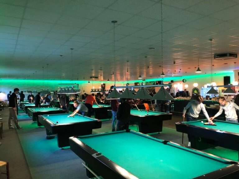 Was bedeutet die geplante Übernahme von Sky durch RTL für Sky Sportsbars in Münster? In diesem Artikel werfen wir einen Blick auf die möglichen Veränderungen und Chancen für Kneipen, die Sky-Sportübertragungen anbieten.