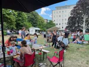 Entdecke das 4tel Fest Münster Mauritz – ein kreatives Nachbarschaftsfest mit Flohmärkten, Musik, Kultur und Herzblut.