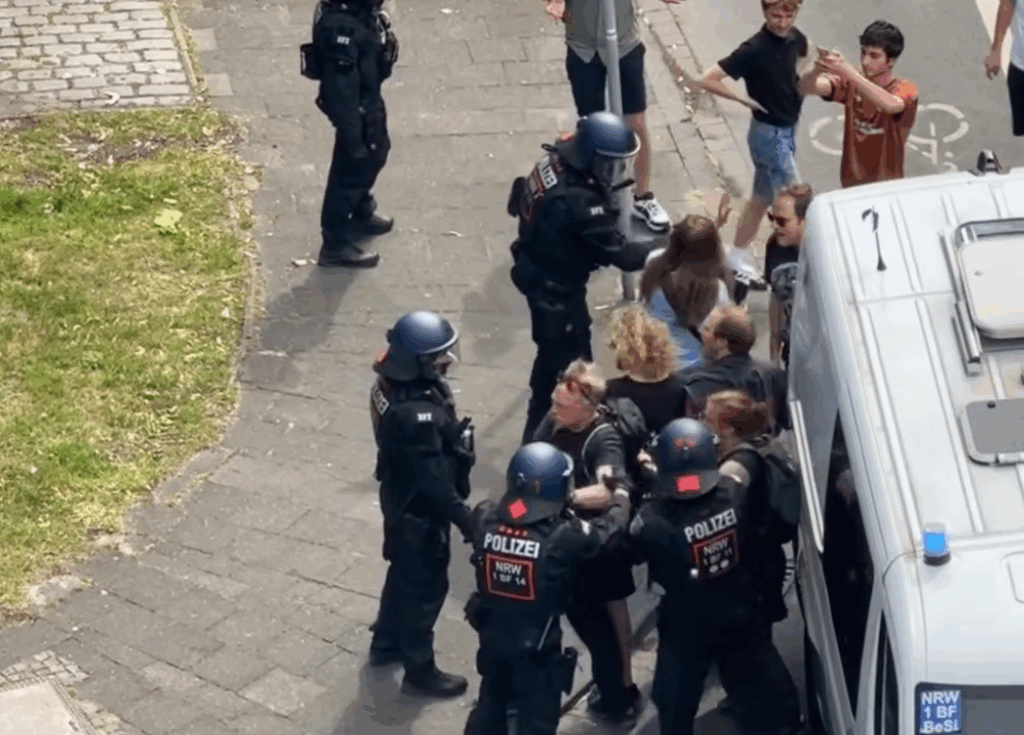 Der Polizeieinsatz bei der Demonstration in Münster am 31. Mai 2025 sorgte für heftige Kritik. In diesem Artikel wird untersucht, wie Polizeipräsidentin Dorndorf auf die Vorwürfe reagierte und ob die angekündigte Nachbereitung Peters