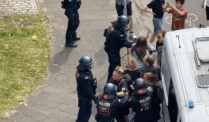 Der Polizeieinsatz bei der Demonstration in Münster am 31. Mai 2025 sorgte für heftige Kritik. In diesem Artikel wird untersucht, wie Polizeipräsidentin Dorndorf auf die Vorwürfe reagierte und ob die angekündigte Nachbereitung Peters