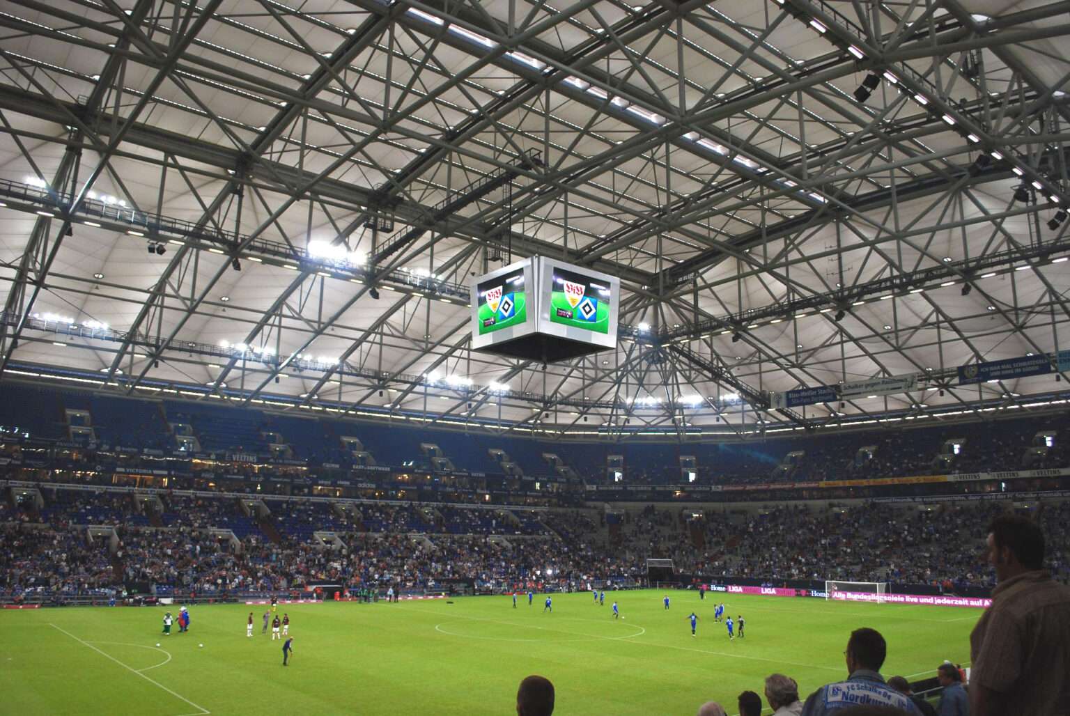 Ein dramatischer Vorfall beim Bruce-Springsteen-Konzert in Gelsenkirchen: Ein Warendorfer Mann und zwei weitere Personen wurden durch ein herabfallendes Metallteil verletzt.