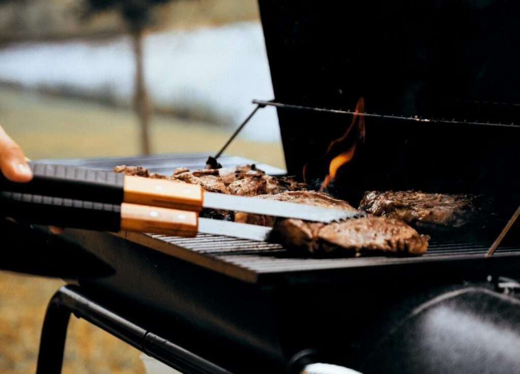 Grillen bei der Hitze in Münster: Was ist erlaubt, was droht bei Verstößen – und wie du dich vor Feuer und Hitzeschäden schützt. Jetzt informieren.