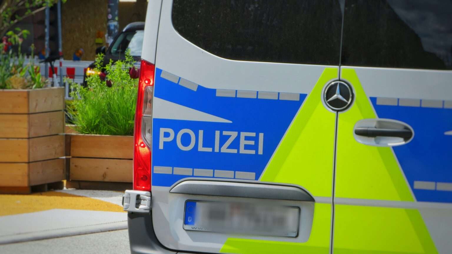 ine 13-Jährige wird aufgrund radikalisierter Pläne rund um die Uhr überwacht. Nach einem gescheiterten Anschlag auf Polizisten und einer eskalierten Flucht