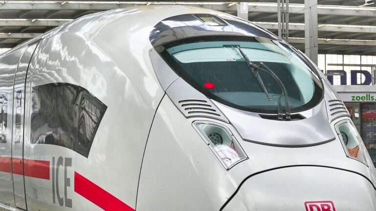 Gefährlicher Eingriff in den Bahnverkehr in Münster: Ein 40-Jähriger wirft einen Einkaufswagen vor einen einfahrenden ICE – die Bundespolizei greift ein.