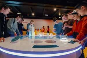 Die MS Wissenschaft in Münster zeigt vom 10. bis 12. Juni 2025 eine interaktive Ausstellung zur Zukunftsenergie – Eintritt frei, Mitmachen erwünscht.