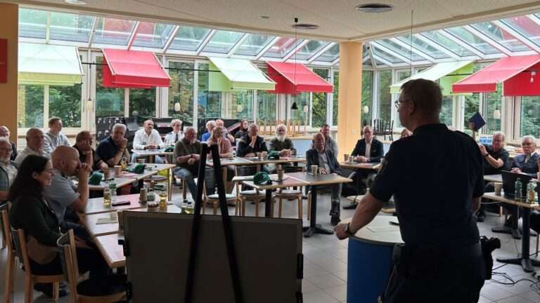 Am Mittwochnachmittag (04.06.) feierte der Fernfahrerstammtisch Münster sein 25-jähriges Bestehen – ein Vierteljahrhundert gelebter Dialog zwischen Polizei und Fernfahrenden.