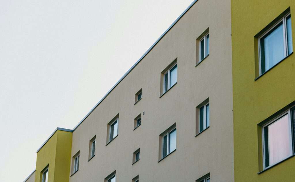 Ein sechsjähriges Kind stürzt in Dortmund-Asseln aus großer Höhe und wird schwer verletzt. Rettungskräfte und Feuerwehr im Einsatz. Viele Fragen sind offen.