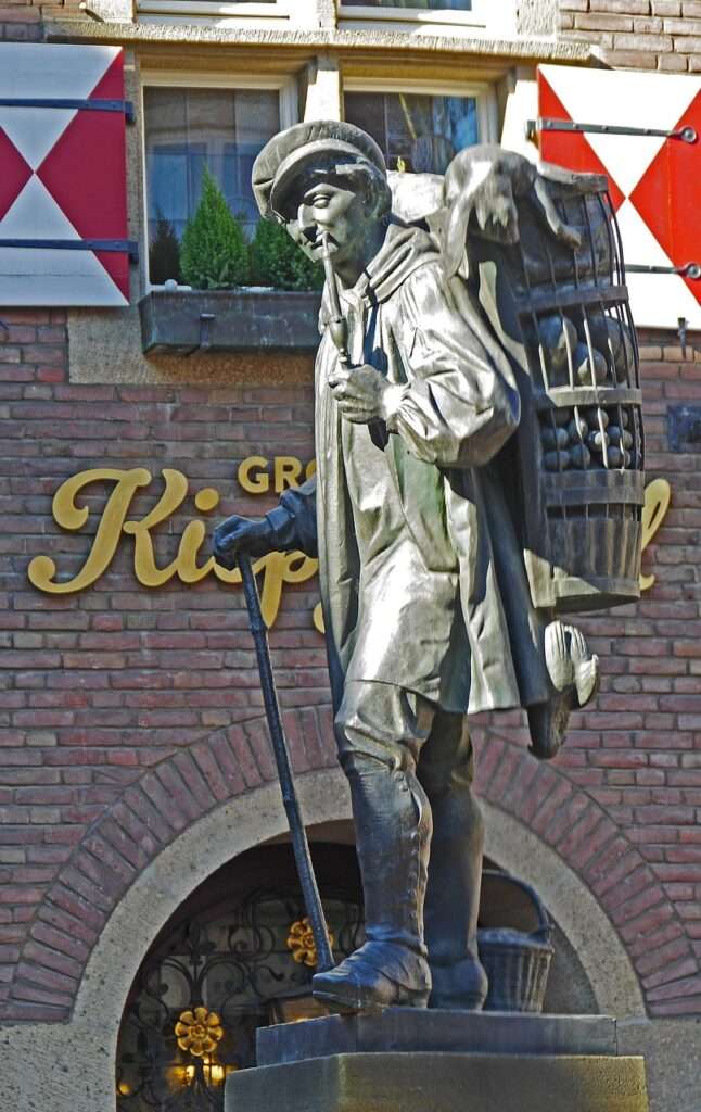 Rote Farbe am Kiepenkerl: In Münster wurde das Denkmal erneut beschmiert. Erfahre, warum der Kiepenkerl beschmiert wurde und was dahintersteckt.