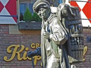 Rote Farbe am Kiepenkerl: In Münster wurde das Denkmal erneut beschmiert. Erfahre, warum der Kiepenkerl beschmiert wurde und was dahintersteckt.
