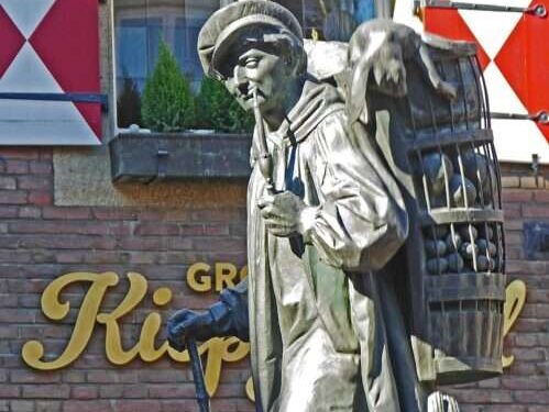 Rote Farbe am Kiepenkerl: In Münster wurde das Denkmal erneut beschmiert. Erfahre, warum der Kiepenkerl beschmiert wurde und was dahintersteckt.
