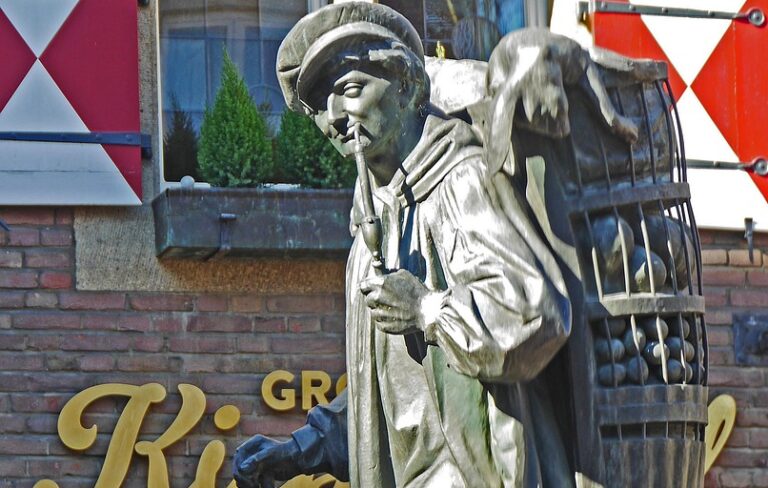 Rote Farbe am Kiepenkerl: In Münster wurde das Denkmal erneut beschmiert. Erfahre, warum der Kiepenkerl beschmiert wurde und was dahintersteckt.
