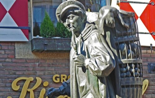 Rote Farbe am Kiepenkerl: In Münster wurde das Denkmal erneut beschmiert. Erfahre, warum der Kiepenkerl beschmiert wurde und was dahintersteckt.