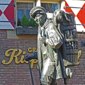 Rote Farbe am Kiepenkerl: In Münster wurde das Denkmal erneut beschmiert. Erfahre, warum der Kiepenkerl beschmiert wurde und was dahintersteckt. Entdecken Sie die besten Adressen für westfälische Küche in Münster – von traditionsreichen Gasthäusern bis zu moderner Heimatküche.