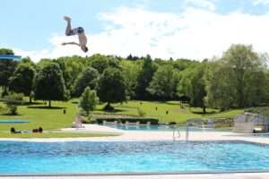 Freibäder in Münster bieten Erholung für alle – das Freibad Coburg überzeugt mit 50-Meter-Bahn, Sprungbecken, Gastronomie und Barrierefreiheit nahe der Innenstadt.