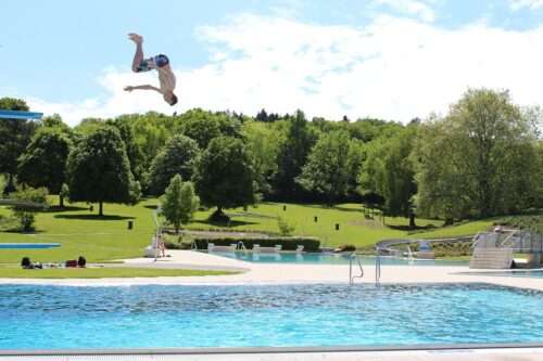 Freibäder in Münster bieten Erholung für alle – das Freibad Coburg überzeugt mit 50-Meter-Bahn, Sprungbecken, Gastronomie und Barrierefreiheit nahe der Innenstadt.