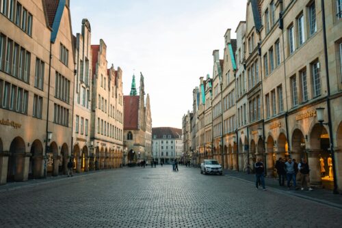 Hier findest du alle Veranstaltungen und Events in Münster am Wochenende auf einen Blick. Egal ob Theater, Partys oder Ausstellungen. Die Umfrage zur Innenstadt Münster zeigt: 84 % der Bürger sind zufrieden. Besonders beliebt: Wochenmarkt, Gastronomie und Heimwerkerbedarf.