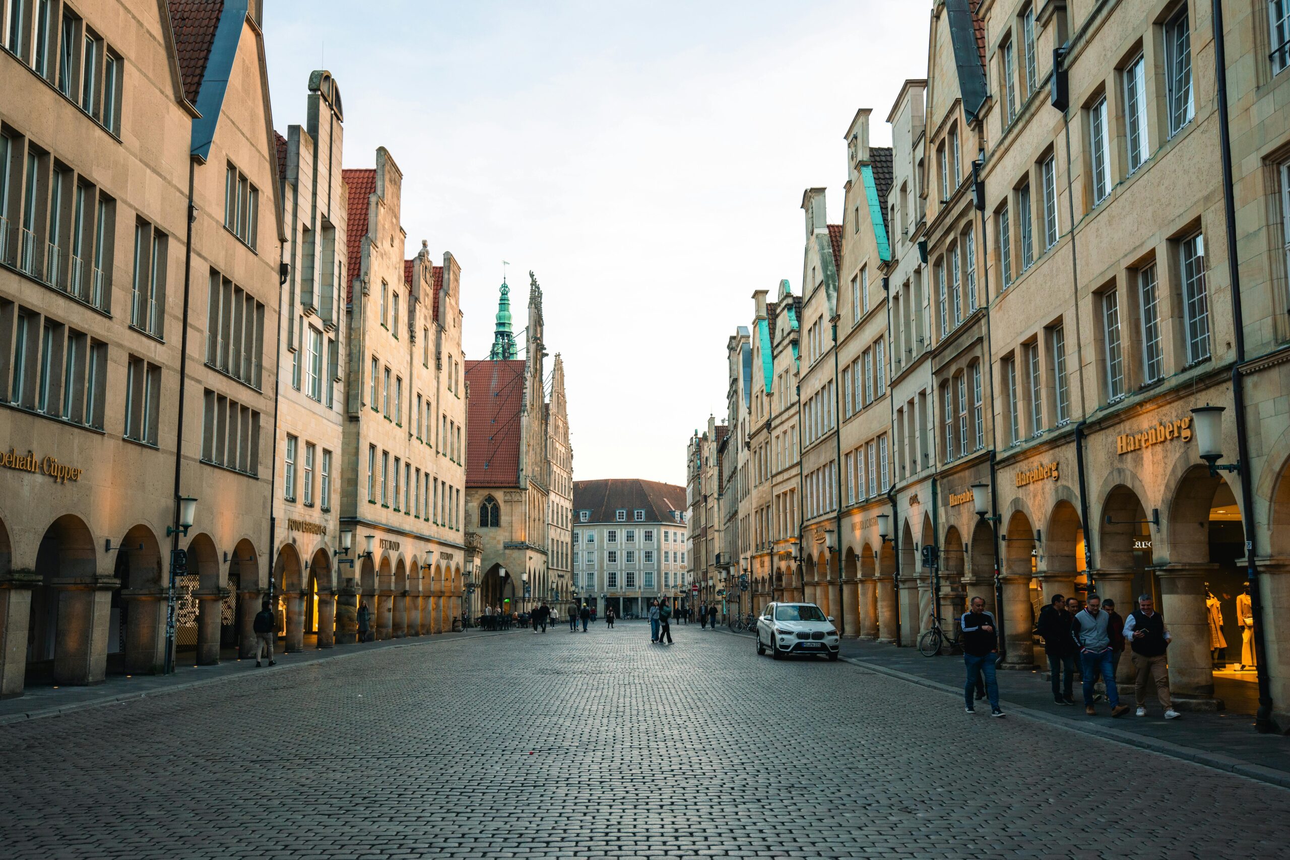 Hier findest du alle Veranstaltungen und Events in Münster am Wochenende auf einen Blick. Egal ob Theater, Partys oder Ausstellungen. Die Umfrage zur Innenstadt Münster zeigt: 84 % der Bürger sind zufrieden. Besonders beliebt: Wochenmarkt, Gastronomie und Heimwerkerbedarf.