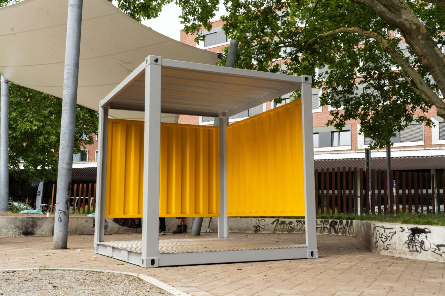 Zwei neue Container verbessern den Wetterschutz am Bremer Platz in Münster. Sichtschutz und Begrünung stärken das Sicherheitsgefühl.