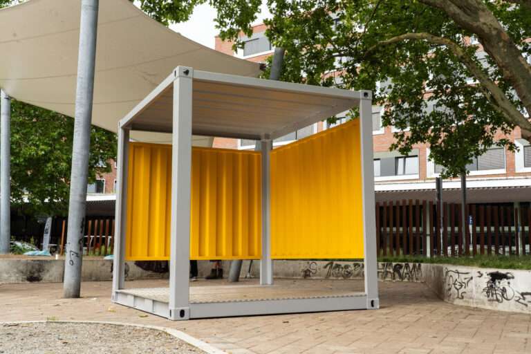 Zwei neue Container verbessern den Wetterschutz am Bremer Platz in Münster. Sichtschutz und Begrünung stärken das Sicherheitsgefühl.