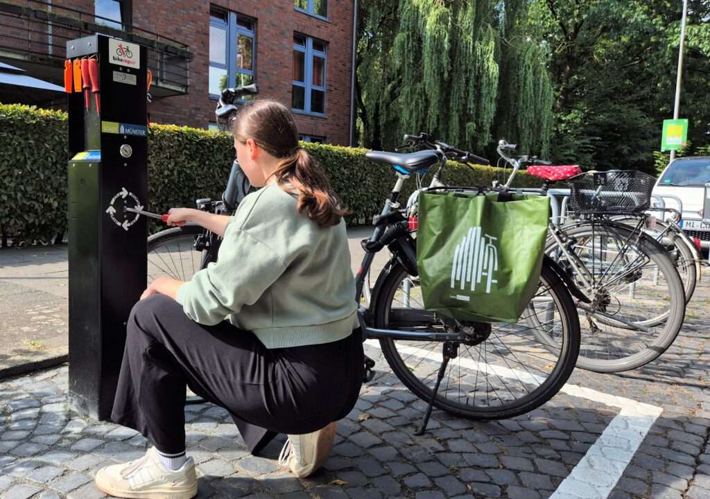 In Münster gibt es jetzt sieben Radservicestationen mit kostenlosem Werkzeug und Luftpumpe – ideal für unterwegs.