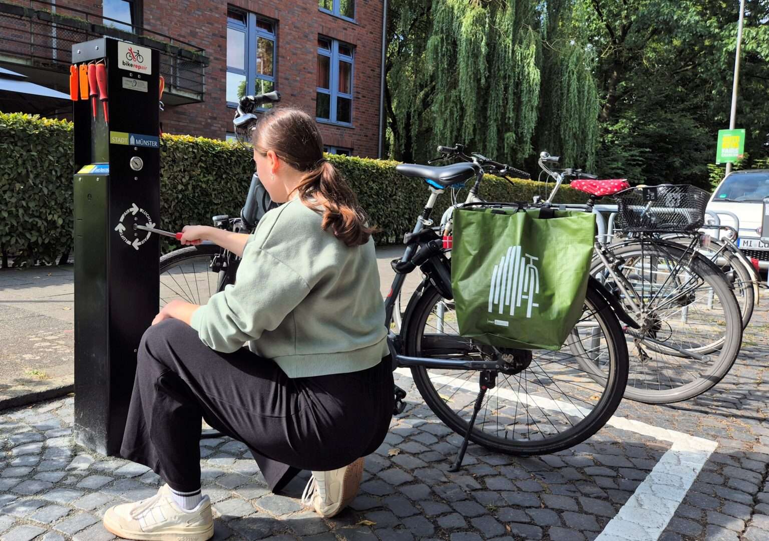 In Münster gibt es jetzt sieben Radservicestationen mit kostenlosem Werkzeug und Luftpumpe – ideal für unterwegs.