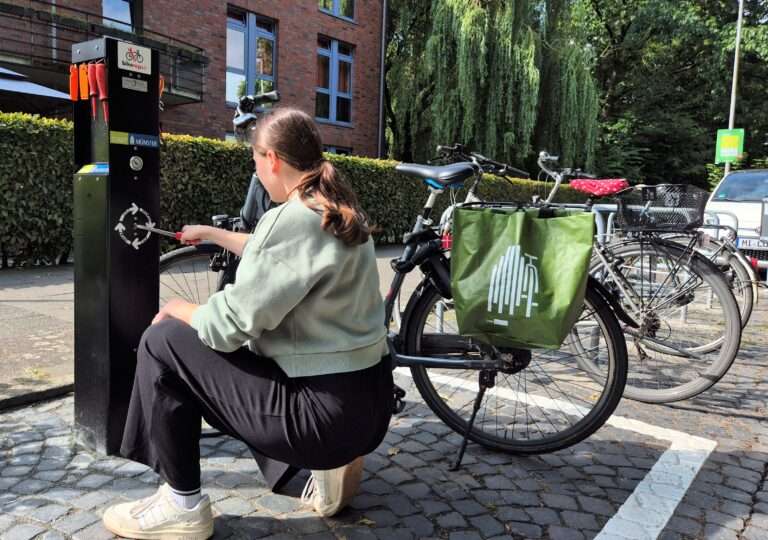 In Münster gibt es jetzt sieben Radservicestationen mit kostenlosem Werkzeug und Luftpumpe – ideal für unterwegs.