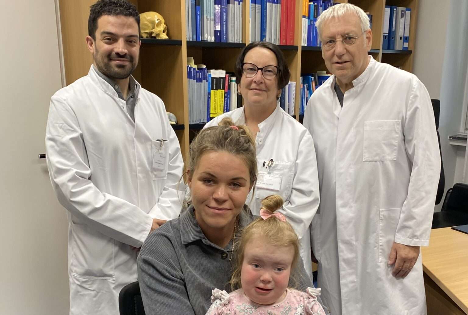 Eine seltene Schädel-OP im Clemenshospital Münster gibt der kleinen Marie (3) ihr Sehvermögen zurück – ein großer Erfolg für Kind und Klinik.