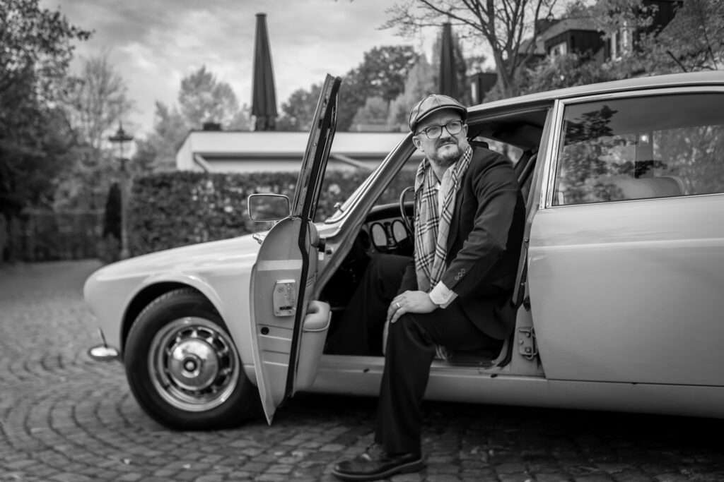 Mechaniker bei der Oldtimer Reparatur – Consident Münster, Dellentechnik und Werterhalt klassischer Fahrzeuge.