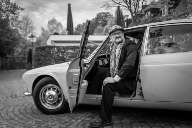 Mechaniker bei der Oldtimer Reparatur – Consident Münster, Dellentechnik und Werterhalt klassischer Fahrzeuge.