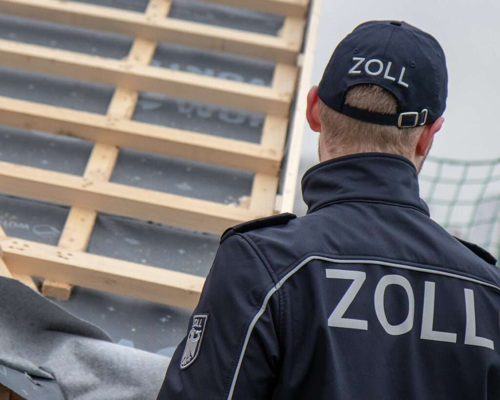 Im Zuge einer groß angelegten Razzia des Hauptzollamts Münster wurden zwei Festnahmen und mehrere Durchsuchungen wegen Wiederholungsbetrugs im Baugewerbe durchgeführt.