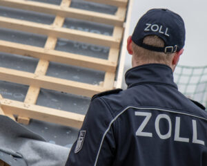 Im Zuge einer groß angelegten Razzia des Hauptzollamts Münster wurden zwei Festnahmen und mehrere Durchsuchungen wegen Wiederholungsbetrugs im Baugewerbe durchgeführt.