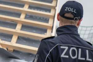 Im Zuge einer groß angelegten Razzia des Hauptzollamts Münster wurden zwei Festnahmen und mehrere Durchsuchungen wegen Wiederholungsbetrugs im Baugewerbe durchgeführt.