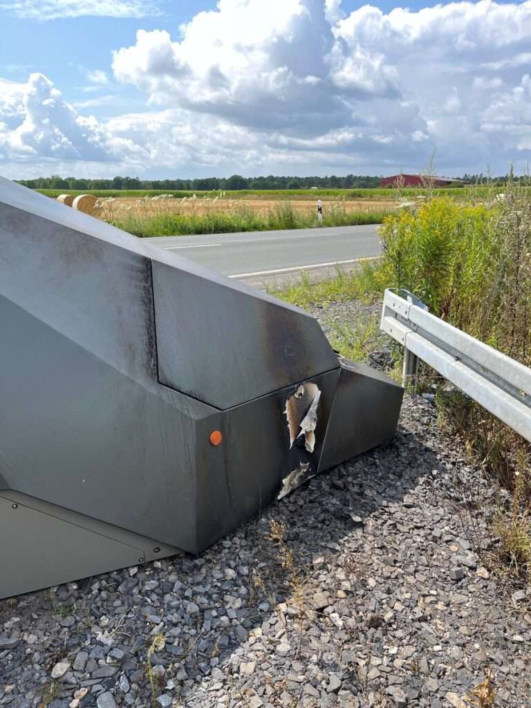 In Dülmen wurde ein Blitzer durch Brand beschädigt. Die Polizei prüft Zusammenhänge mit gestohlenen Verkehrszeichen auf der L600.