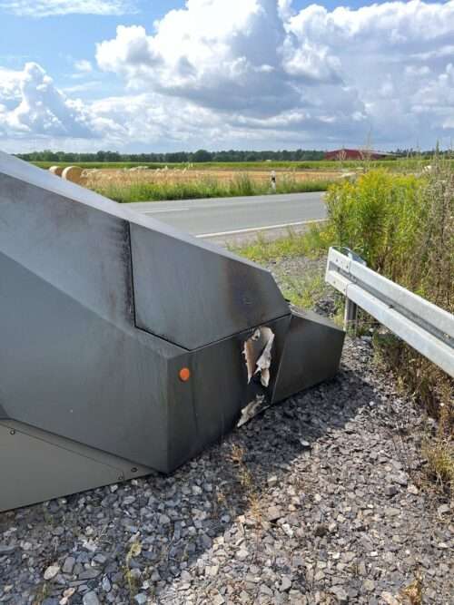 In Dülmen wurde ein Blitzer durch Brand beschädigt. Die Polizei prüft Zusammenhänge mit gestohlenen Verkehrszeichen auf der L600.