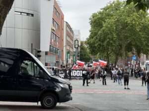 Die Polizei hat die Neonazi-Demo in Münster am 5. Juli 2025 gestoppt. Begleitet wurde der Aufzug von lautstarkem Gegenprotest.