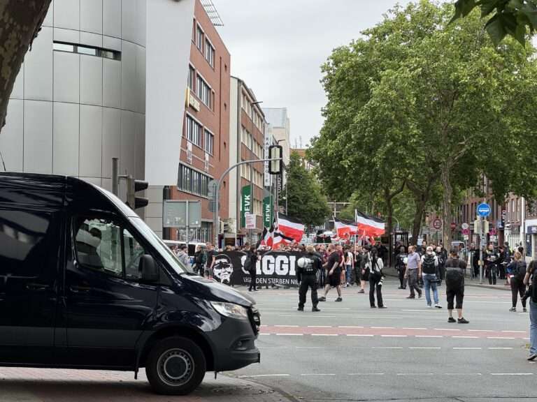 Die Polizei hat die Neonazi-Demo in Münster am 5. Juli 2025 gestoppt. Begleitet wurde der Aufzug von lautstarkem Gegenprotest.