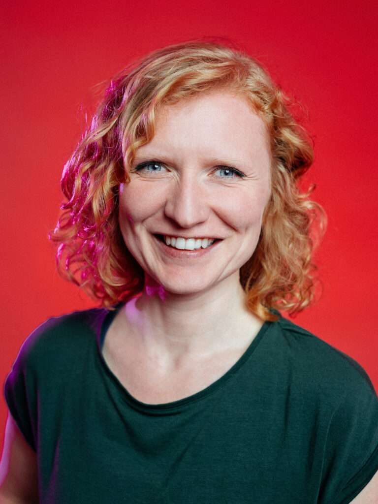 Bei der Oberbürgermeisterwahl 2025 tritt Die Linke Münster mit Katja Martinewski als Kandidatin an. Die promovierte Chemikerin, Jahrgang 1989, arbeitet derzeit im Wahlkreisbüro der Bundestagsabgeordneten Kathrin Vogler und ist daneben als selbstständige Organisationsentwicklerin tätig.