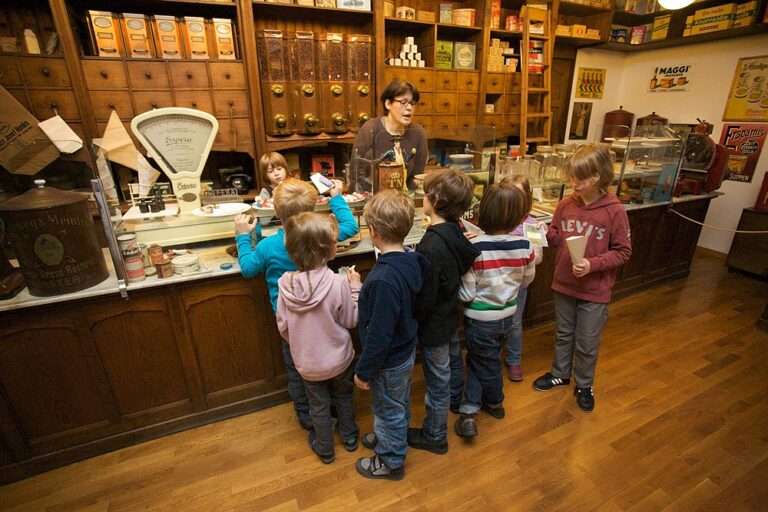 Ferienprogramm im Stadtmuseum Münster: Kreativworkshops, Schatzsuche, Kunstführungen und historische Installationen bieten spannende Erlebnisse für Kinder und Erwachsene.