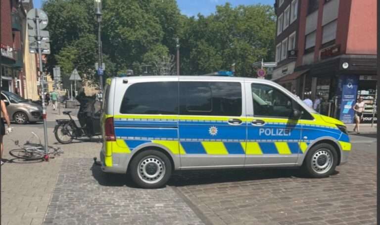 Polizei Münster Bulli parkt