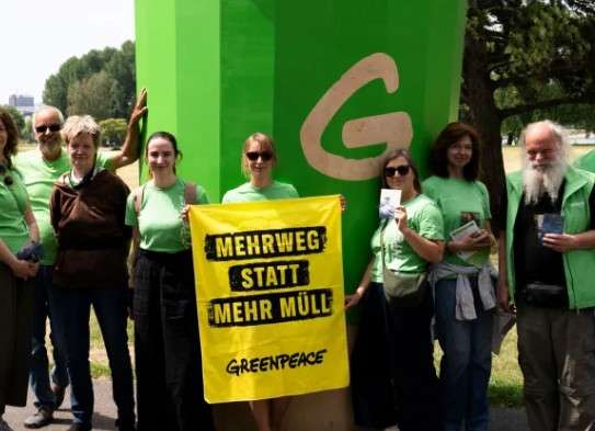 Ein 3,5 m hoher Mehrwegbecher macht Station auf der Stubengasse. Die Installation von Greenpeace und BUND soll den Weg zu einer Verpackungssteuer in Münster ebnen.
